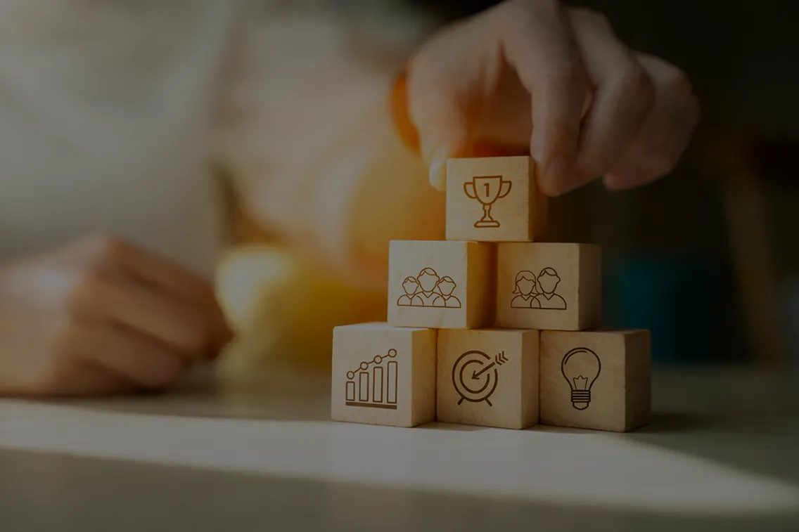Blocchi con simboli di leadership, obiettivi e crescita per il business coaching