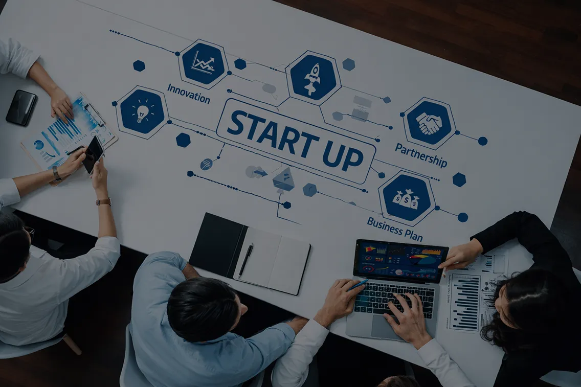 Team al lavoro su strategia e sviluppo di una startup